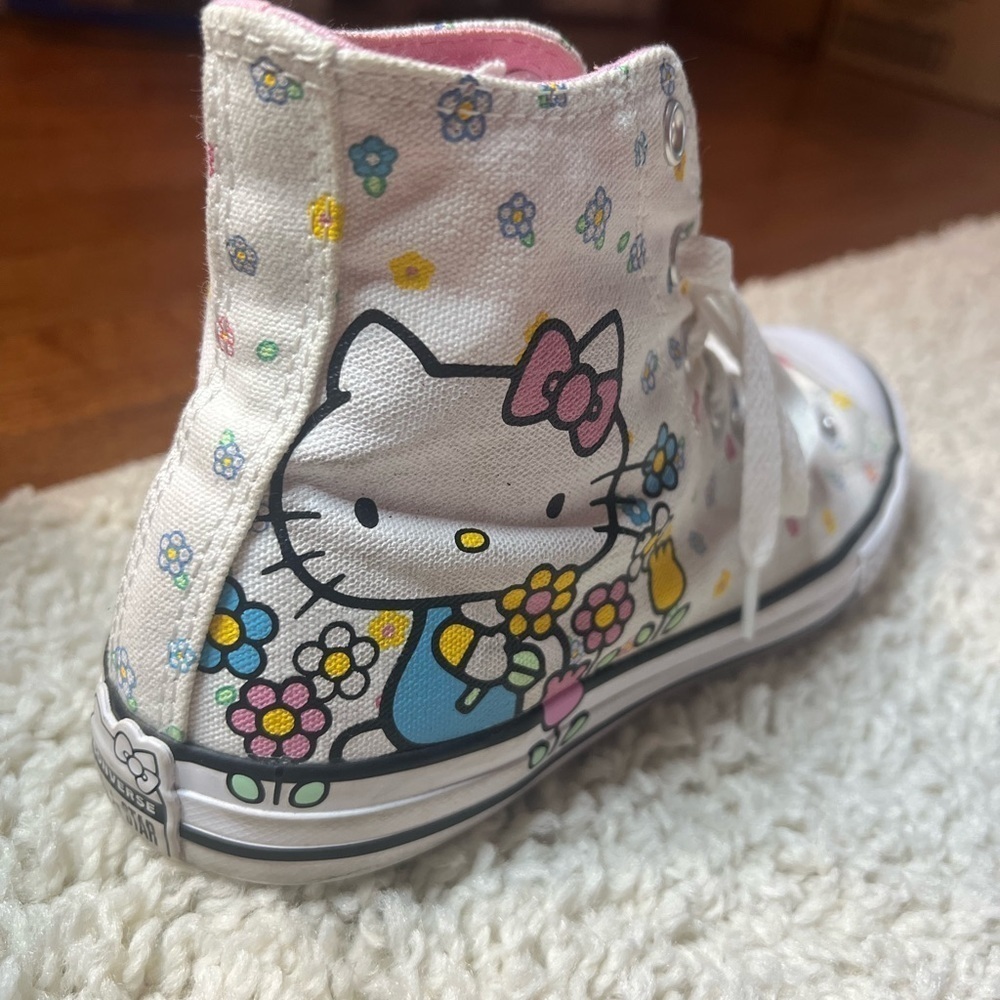 GIRLS HELLO KITTY LIMITED EDITION HIGH TOP CONVERSE SIZE 4 PREOWNED - Picture 6 of 16